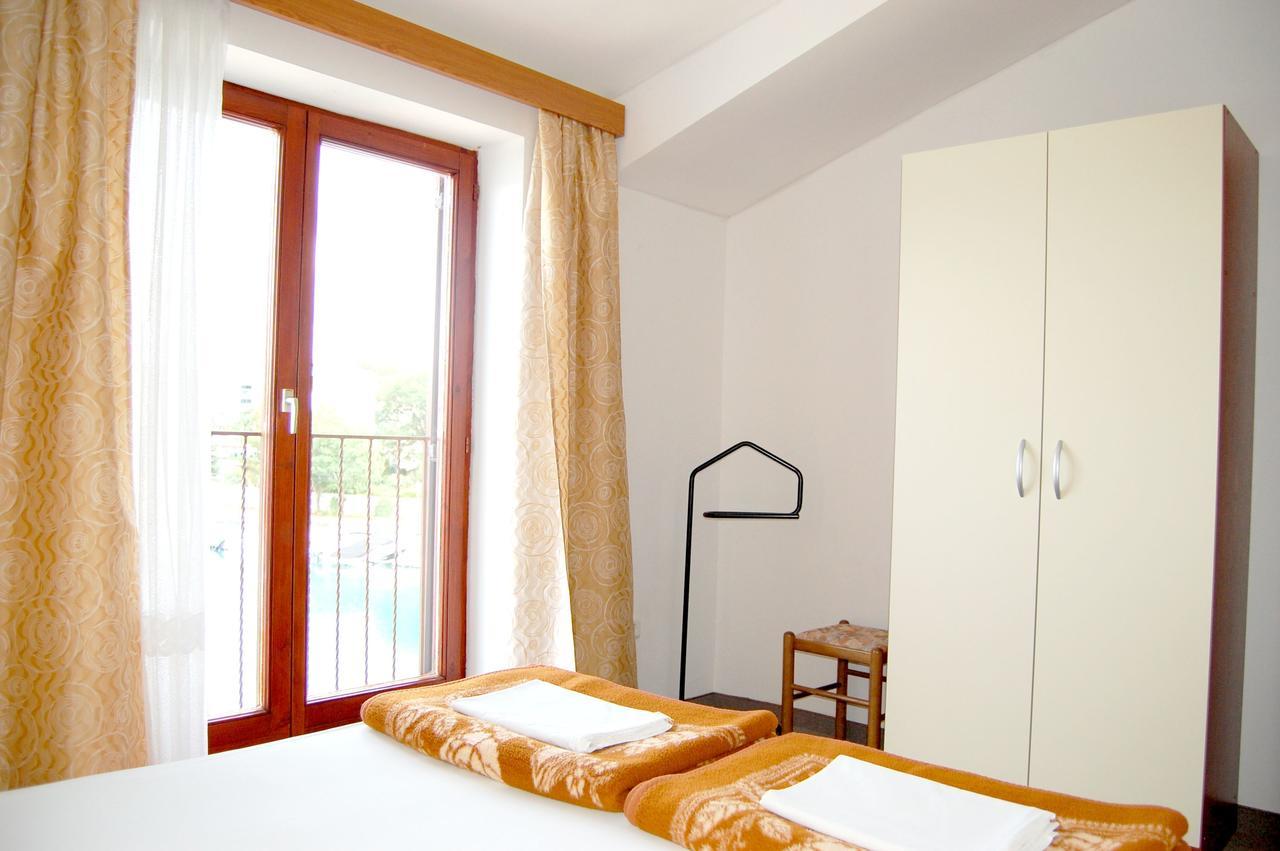 Apartments Myadria Malinska Exterior foto